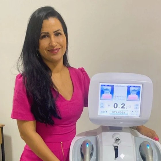 Dra. Carina Rita com equipamento de estética avançada